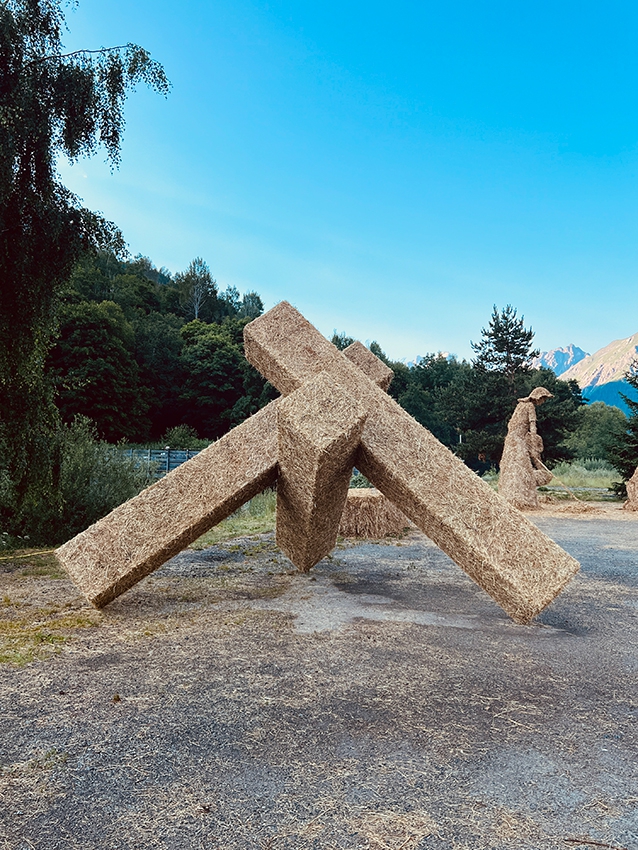 http://www.franziskaagrawal.com/files/gimgs/th-208_2025-Valloire-Strawsculpture-Lean-Franziska-Agrawal_web_14.jpg