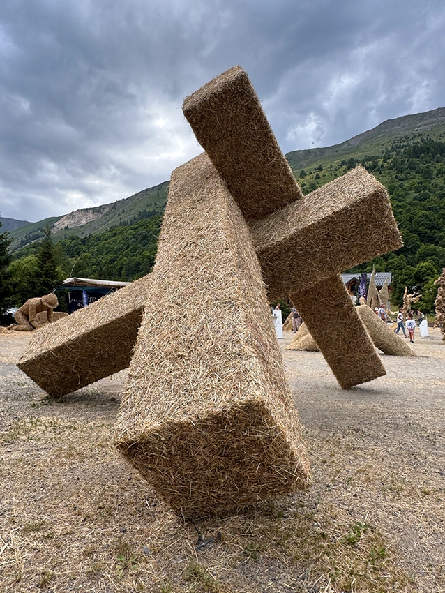 http://www.franziskaagrawal.com/files/gimgs/th-208_2025-Valloire-Strawsculpture-Lean-Franziska-Agrawal_web_16.jpg